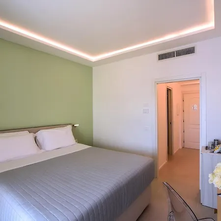 Отель Garden 3*